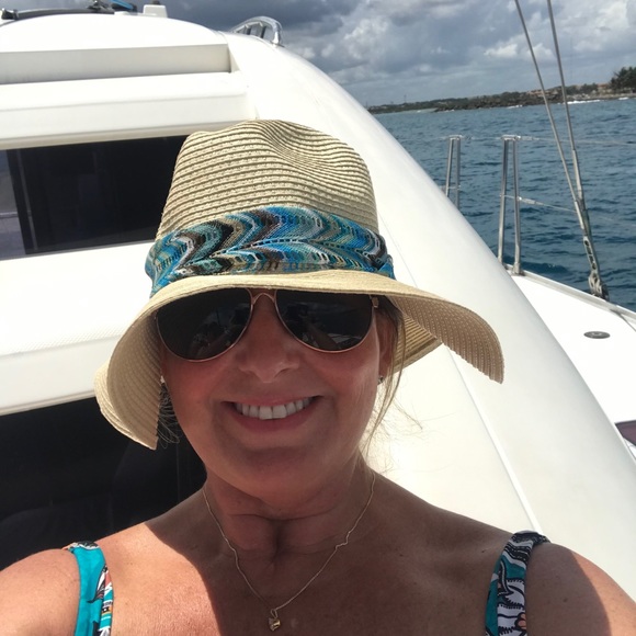 Meet your Posher, Cathy - Picture 1 of 3